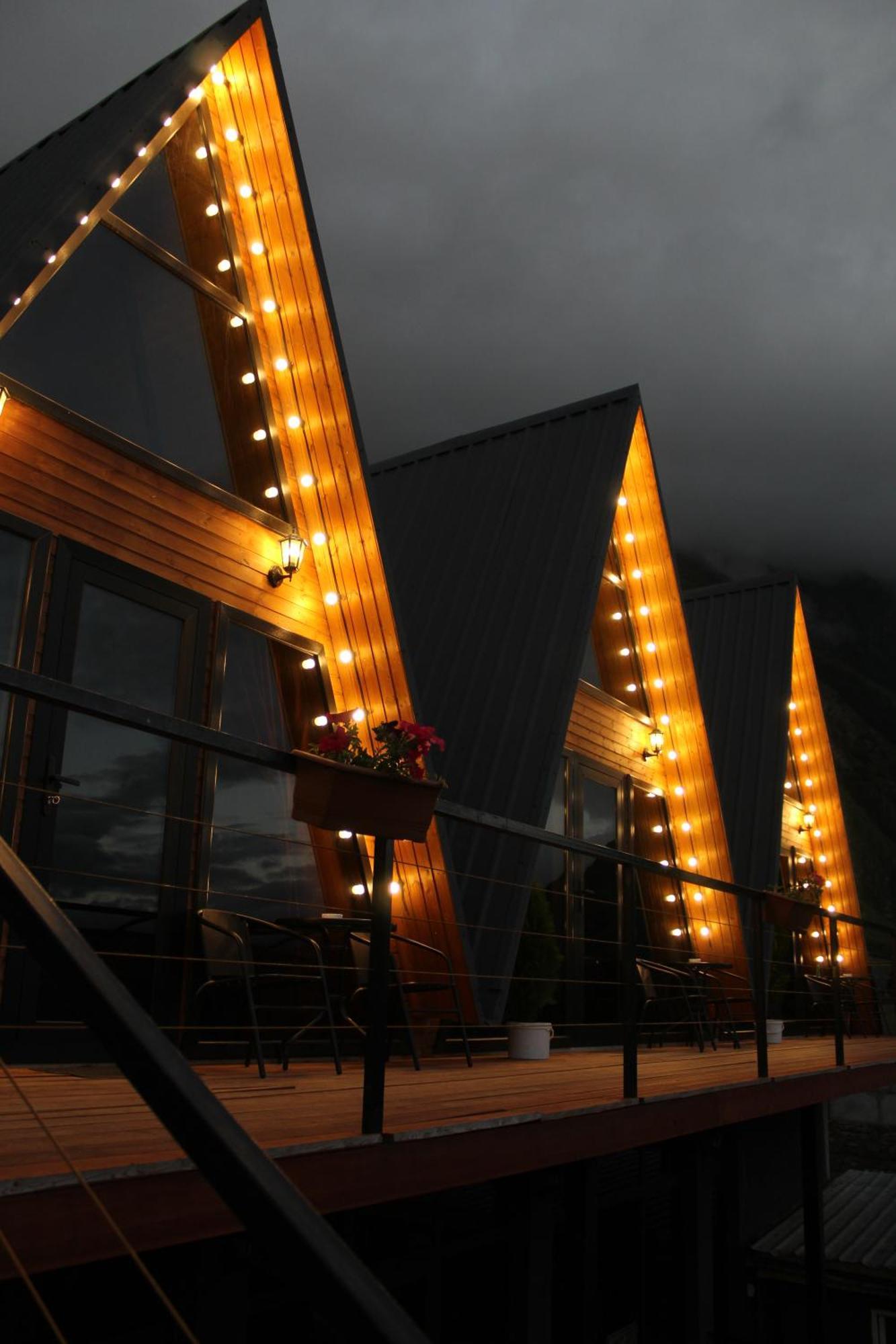 Pyramid Kazbegi Hotel Bagian luar foto