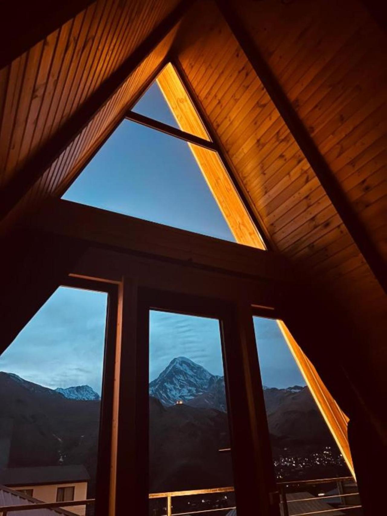 Pyramid Kazbegi Hotel Bagian luar foto