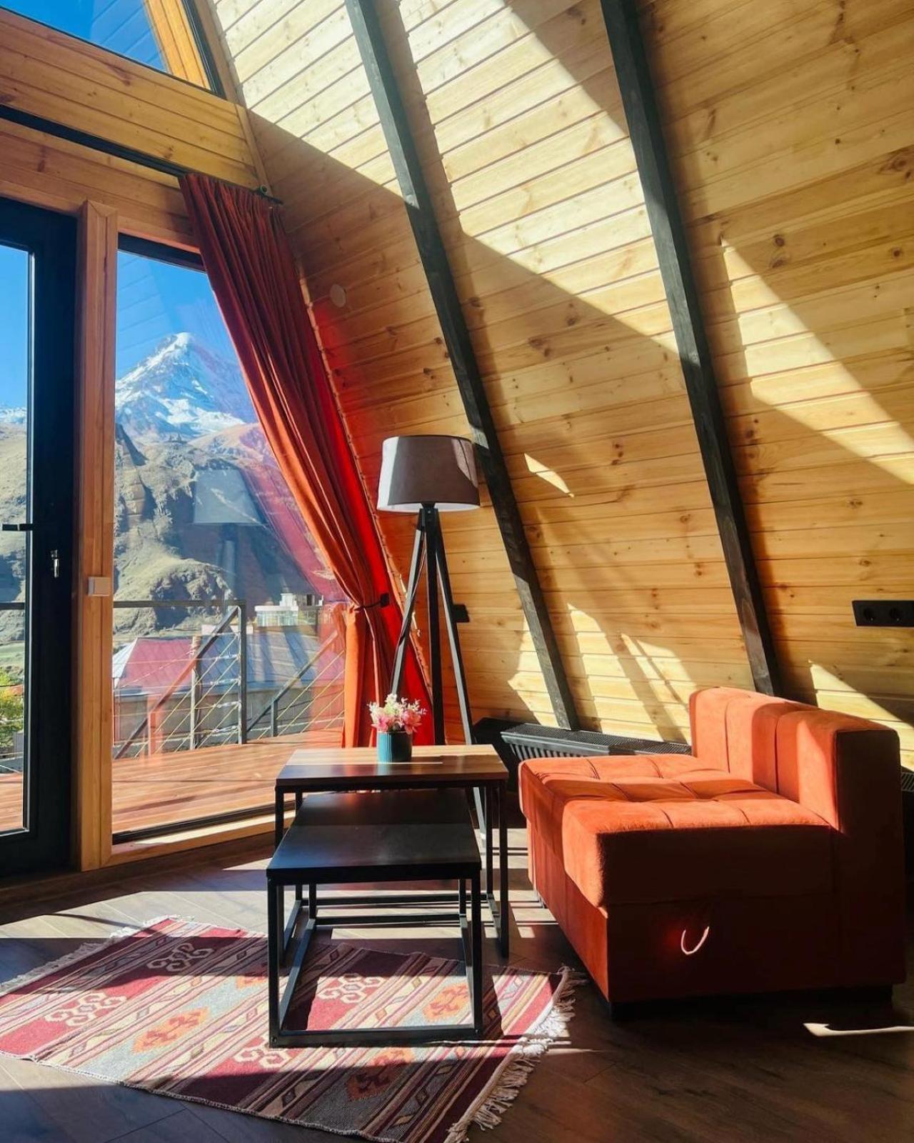 Pyramid Kazbegi Hotel Bagian luar foto