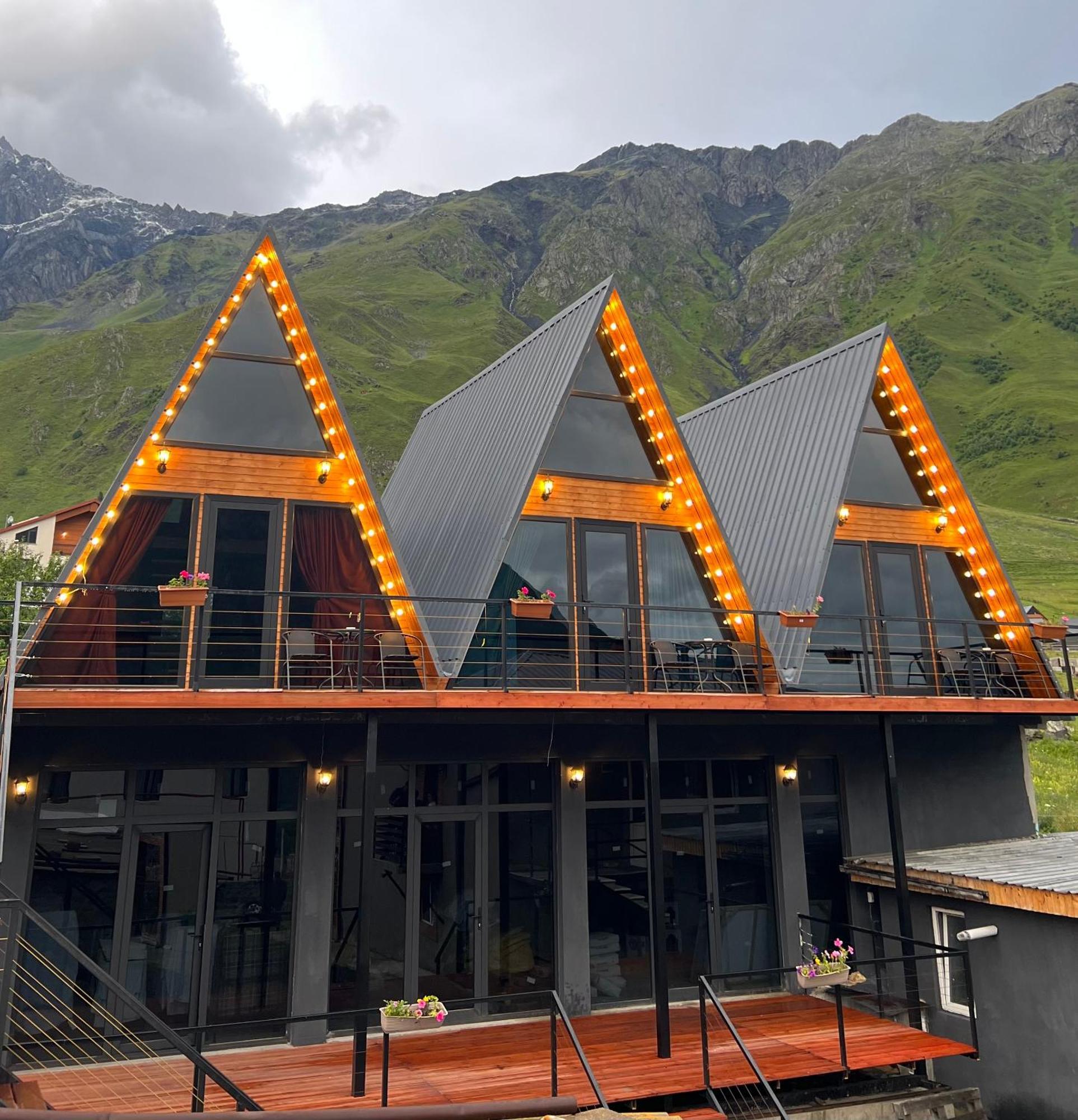Pyramid Kazbegi Hotel Bagian luar foto