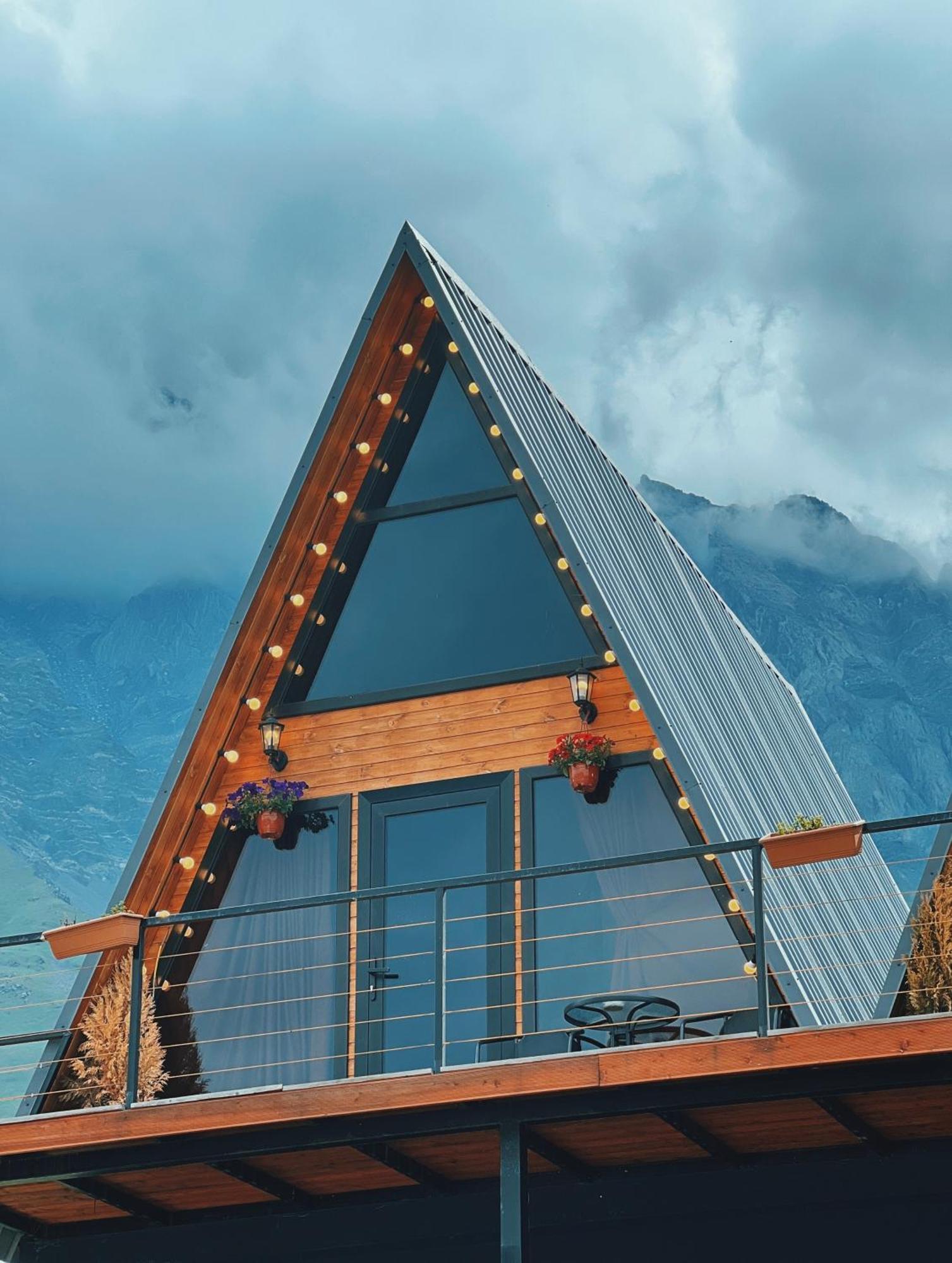 Pyramid Kazbegi Hotel Bagian luar foto